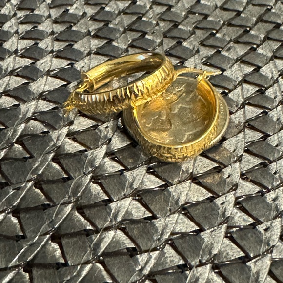 14K gold oval hoops - Picture 4 of 7